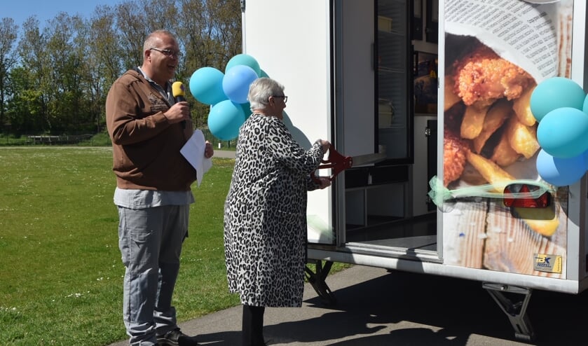 <p>Mevrouw Elissen-van Rhijn verrichtte de openingshandeling van de nieuwe viskar op De Goerie. | Foto: Kees Verhoef</p>
