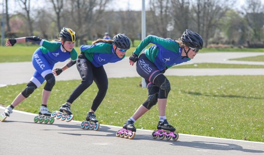 <p>Patricia Koot tijdens de opening van de WIJC skeelerbaan op 3 april. Zij rijdt tussen haar zussen in, Rianne en Stefanie Koot.</p>