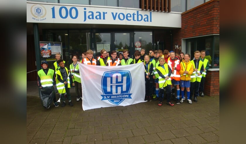 <p>Een deel van de bijna honderd kinderen die meededen met de opruimactie. | Foto: pr</p>