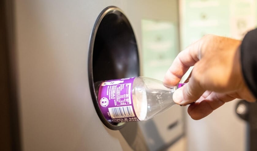 <p>Het is belangrijk om op het statiegeldlogo te letten en ervoor te zorgen dat het etiket bij inleveren nog op de fles zit en goed te lezen is. | Foto: pr.<br><br></p>