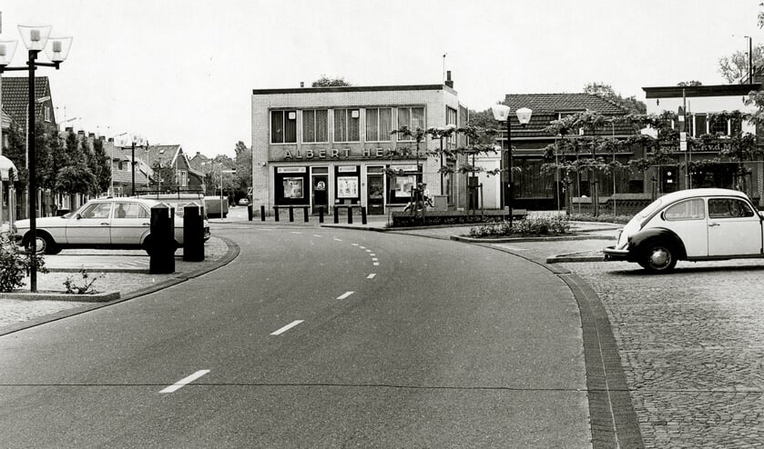<p>Dorpsplein Sassenheim, vanuit Hortuslaan, links Kerklaan, rond 1980. | Foto: pr.</p>