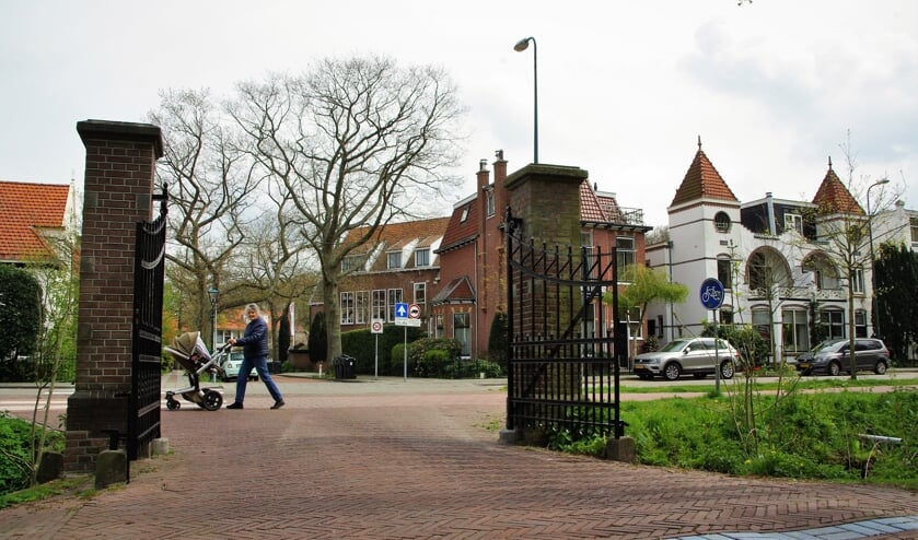 <p>Via deze poort verlaat alle verkeer het wijkje richting Wilhelminapark. | </p>