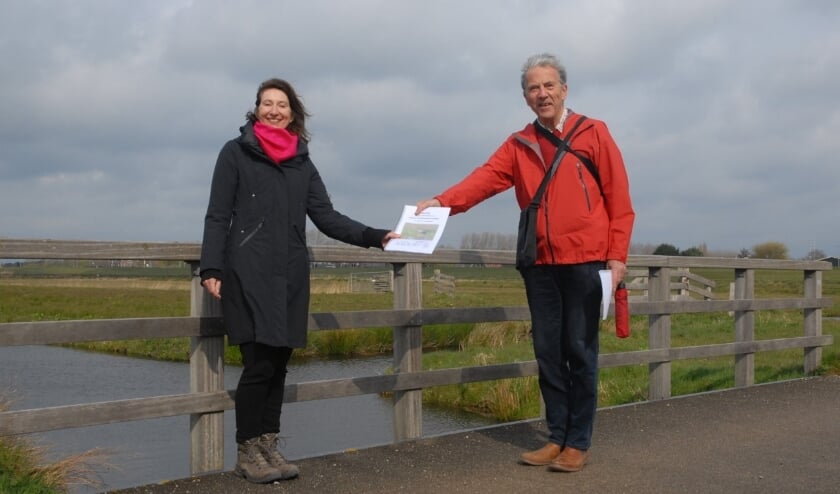 <p>Wethouder Karin Hoekstra en Chris Brunner (Vogelwerkgroep Zuid-Kennermerland). | Foto: pr.</p>