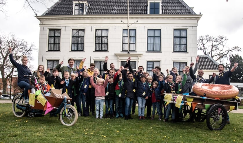 <p>De scouts bij het hof met de stroopwafelkar. | Foto met dank aan Christian Berlemon.</p>