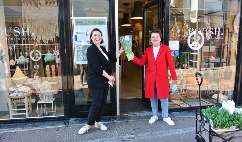 <p>Sylvia Beugelsdijk verrast ondernemers met een bloemetje. | Foto: pr</p>