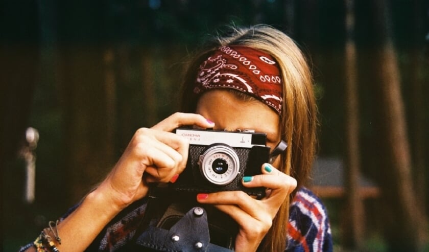 Bianca Toeps is fotograaf, website-ontwikkelaar, hobby-vintagejager, blogger en auteur. En ze heeft autisme.