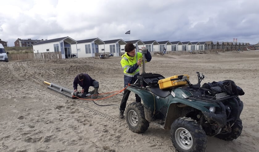 <p>Onderzoekers van de Universiteit van Gent maken de grondradar klaar voor het onderzoek. | Foto: Cor de Mooy</p>