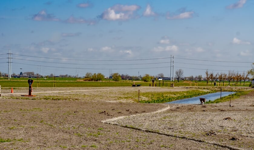 <p>Er begint wat groen te verschijnen in Park Agthoven. Rechts een kruiwagen van de rommelrapers.</p>