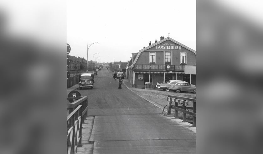 <p>Zicht op Hillegom vanaf de Hillegommerbrug. | Foto: archief SVvOH.</p>