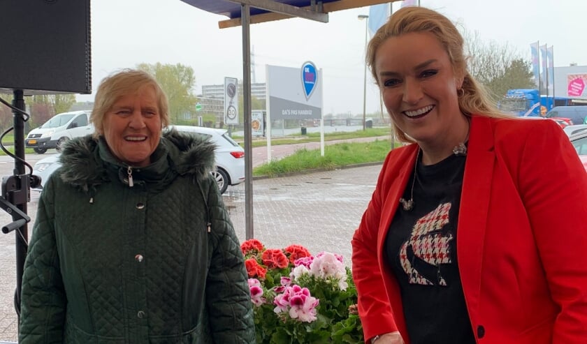 <p>Zangeres Samantha Steenwijk (rechts) zong op de Baanderij voor Miep Jongbloed. </p>