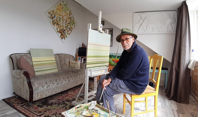 <p>De Hillegomse kunstenaar in zijn atelier. | Foto: Denise van der Zande.</p>