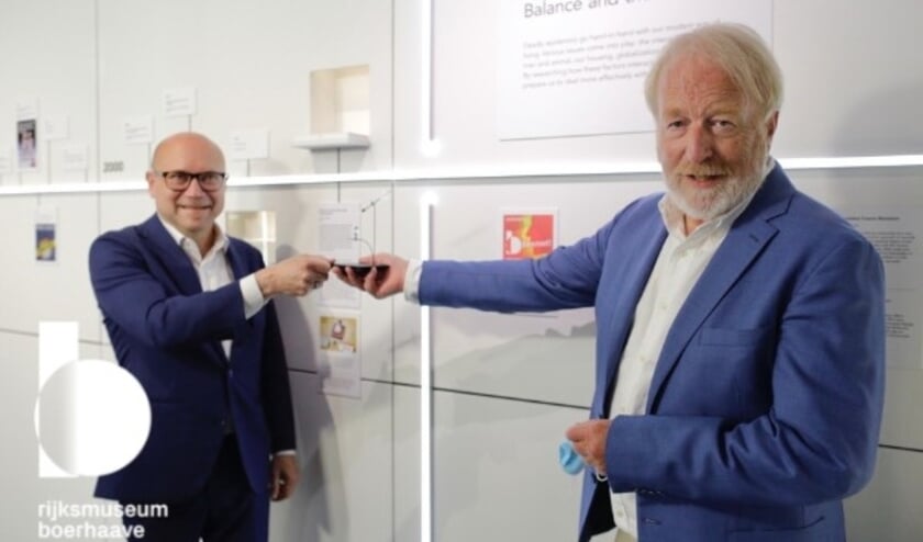 <p>Amito Haarhuis, directeur Boerhaave krijgt eerste BioNTech/Pfizer ampul van Jaap van Dissel.</p>
