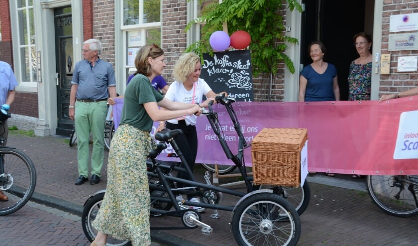 <p>Evelien en Wethouder Marleen Damen arriveren bij Scarabee.</p>