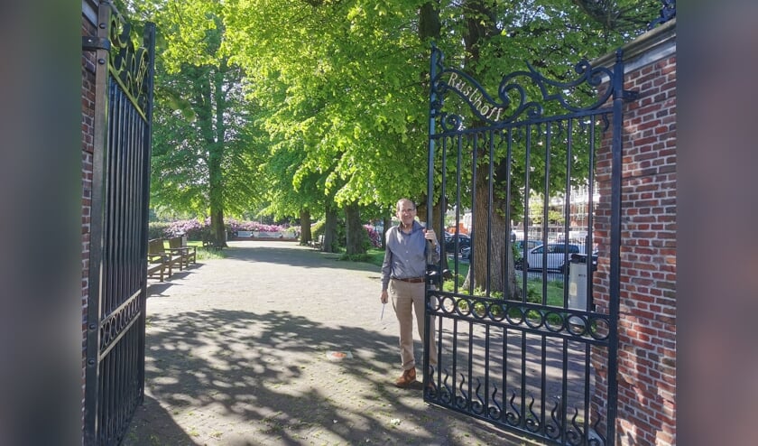 <p>Frans Plevier, in 2001 oprichter van de Stichting Park Rusthoff en nu nog steeds beheerder, treft de laatste voorbereidingen voor de zaterdagopenstelling. | Foto: Jan Leune</p>