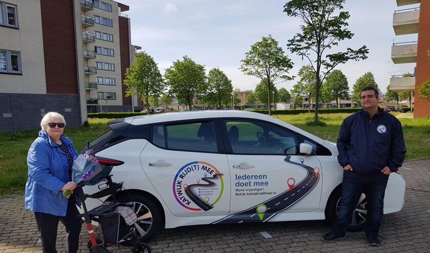 Mevrouw Vooys en haar chauffeur Joeri Freke. | Foto: WZK