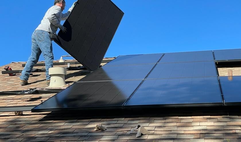 <p>Zonnepanelen op het dak.</p>