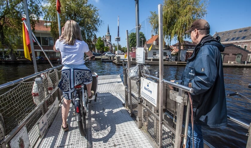 <p>Het pontje tussen Valkenburg en Rijnsburg. | Foto: Adrie van Duijvenvoorde</p>