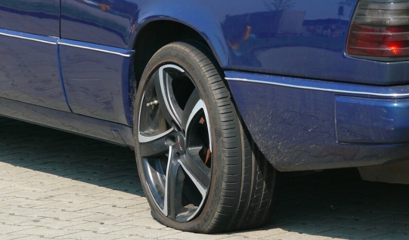 Bij deze auto is goed te zien dat de band lek is, of al heel lang niet meer op spanning is gebracht. Controleer het minimaal eens per twee maanden.