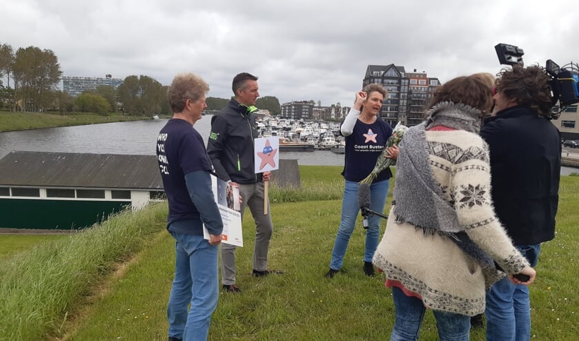 <p>Claar-els van Delft geeft voor de camera uitleg over het beoogde bellenscherm in het Uitwateringskanaal in Katwijk. <br>| Foto: RD</p>